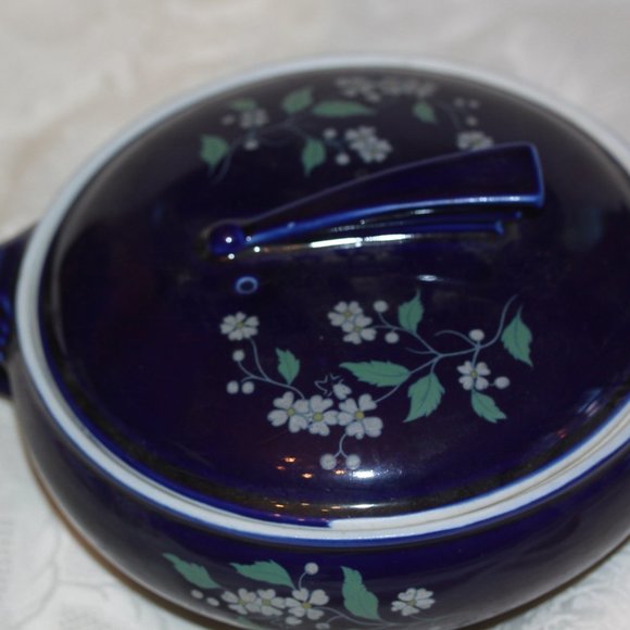 Hall Pottery cobalt blue sundial handle covered casserole dish Vintage Flowers - Picture 2 of 6